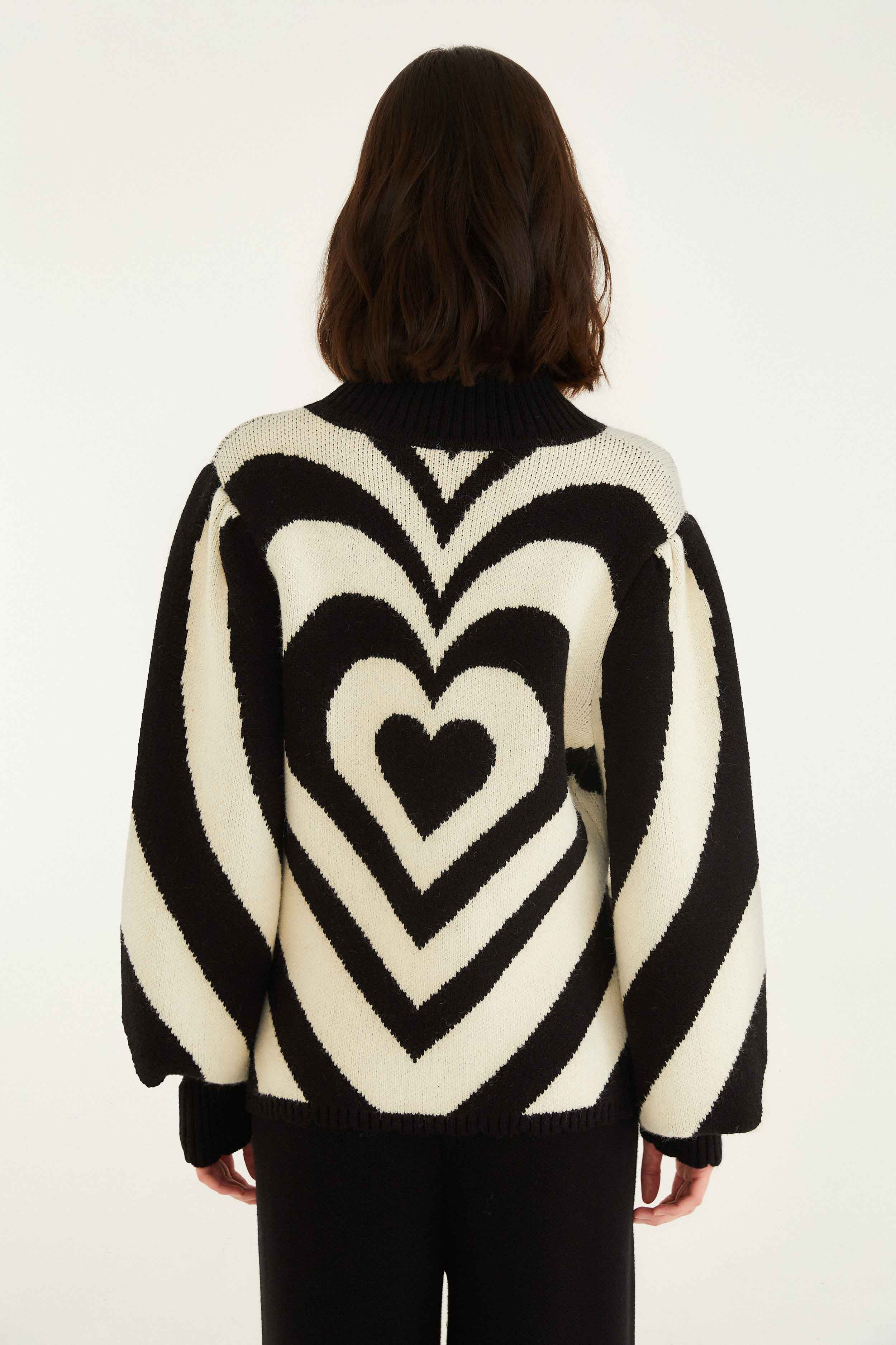 Black And White Heart Gradient Knit Sweater - Image 4