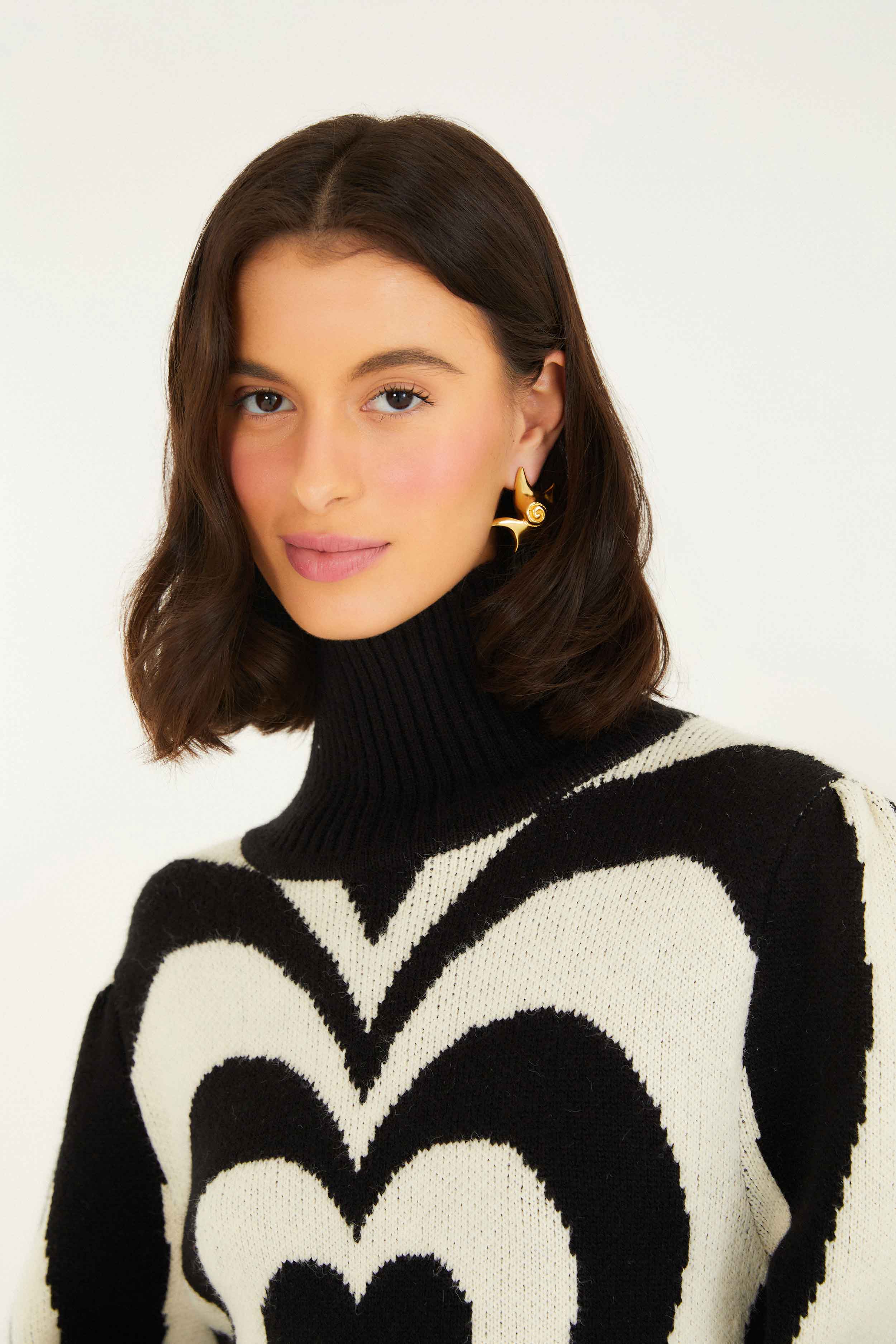 Black And White Heart Gradient Knit Sweater - Image 5