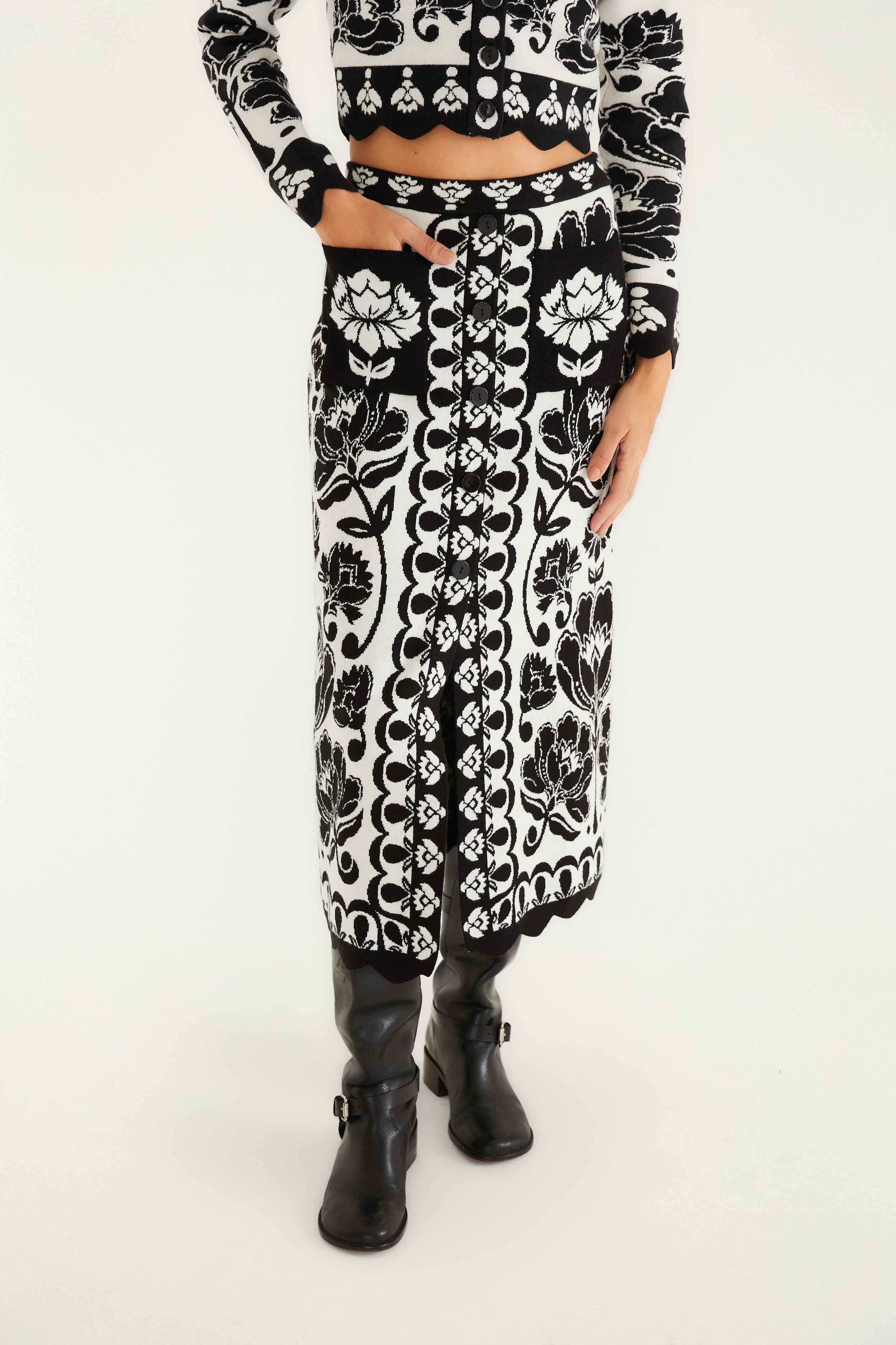 Black & White Floral Arabesque Knit Skirt - Image 2