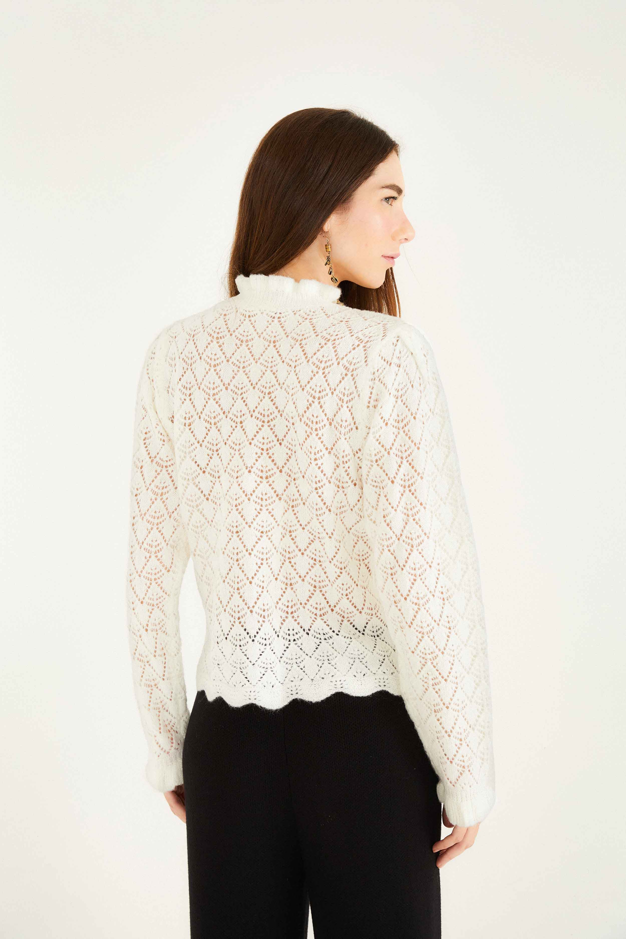 LACE STITCH RUFFLES OFF-WHITE KNIT BLOUSE - Image 3